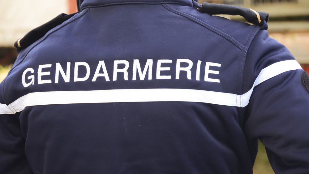 Násilník ve Francii zastřelil tři četníky, zapálil svůj dům a dal se na útěk. Nalezli ho mrtvého